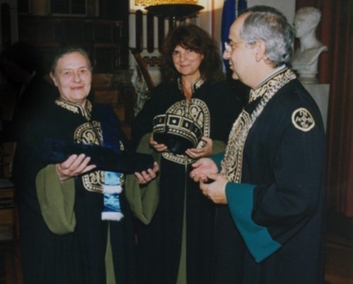 /images/ef-gallery-01/04. Doutor Honoris Causa pela Universidade de Atenas, Grécia (2003). Emilia com Gella Varnava-Skoura e o Reitor da Universidade.jpg